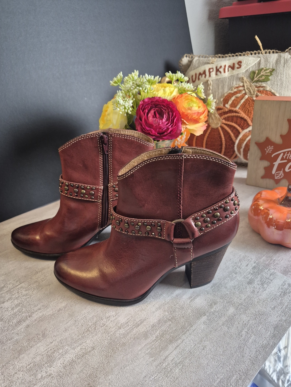 Women’s Studded Mid-Heel Ankle Boots - Burgundy.New! Size 7.5